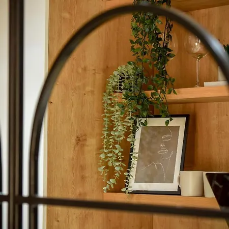 The White Queen - Amazing With Dambovita View Apartamento