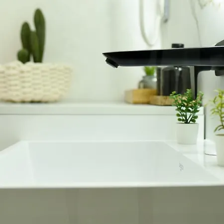 The White Queen - Amazing With Dambovita View Bucarest